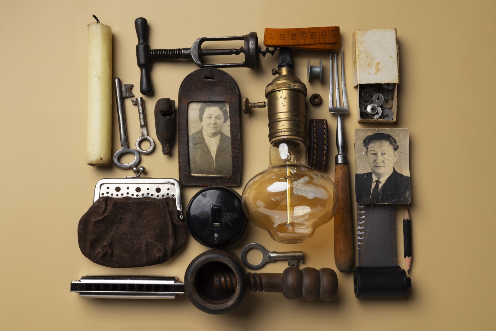 flat-lay-vintage-objects-still-life
