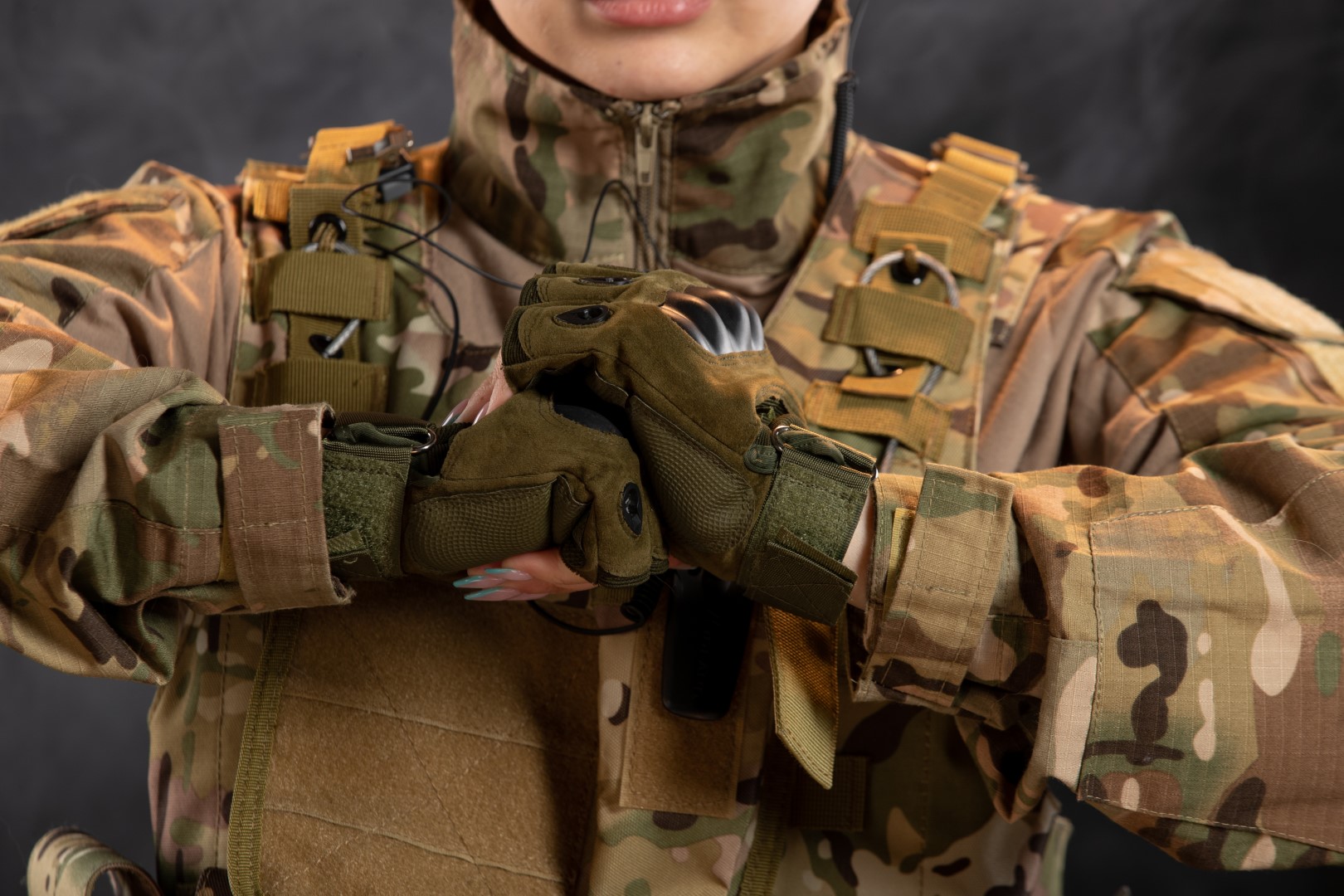 front-view-female-soldier-camouflage-dark-wall